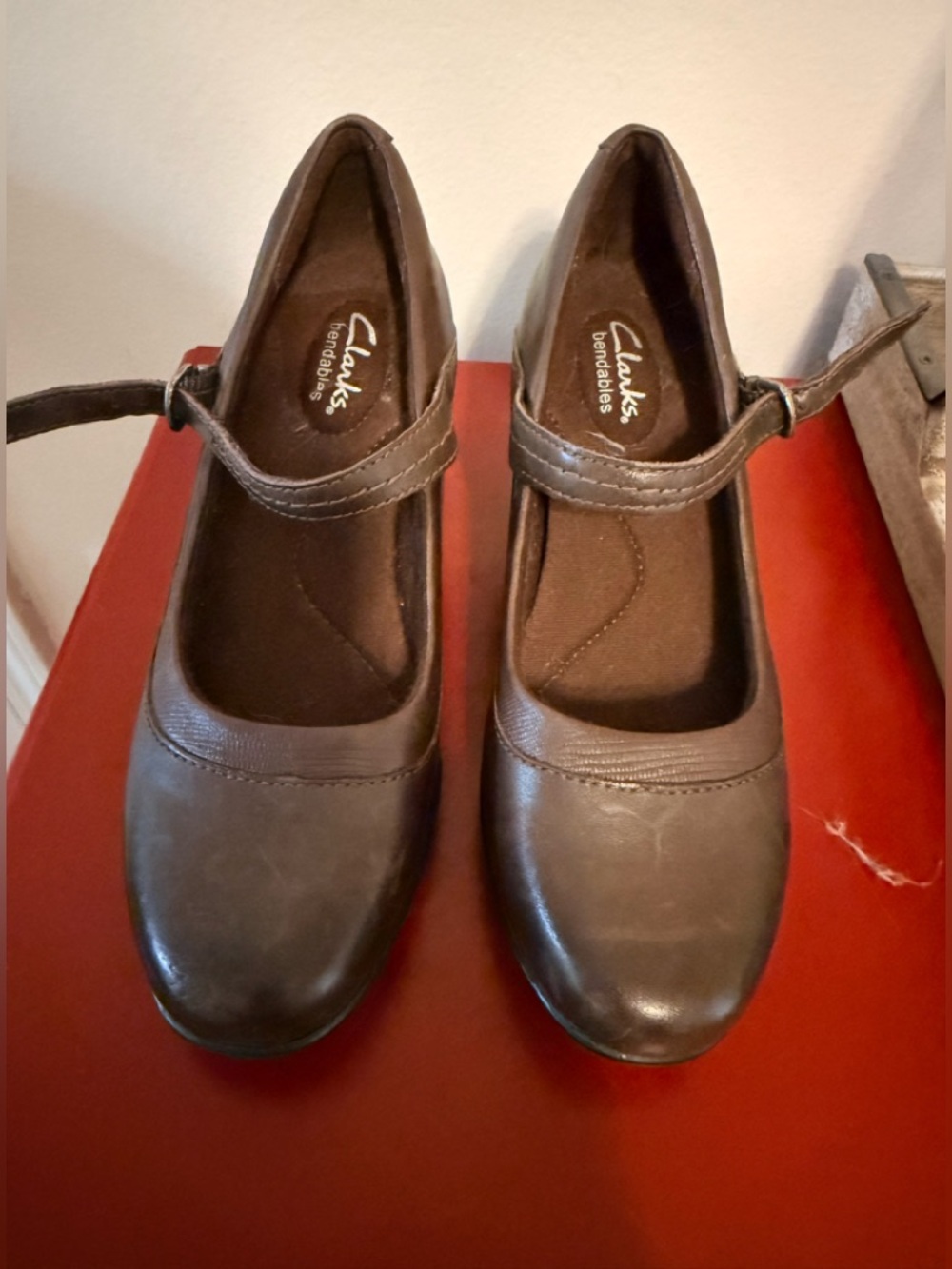 8M Clarks Bendables MaryJanes Brown Leather with stacked heel & adjustable strap